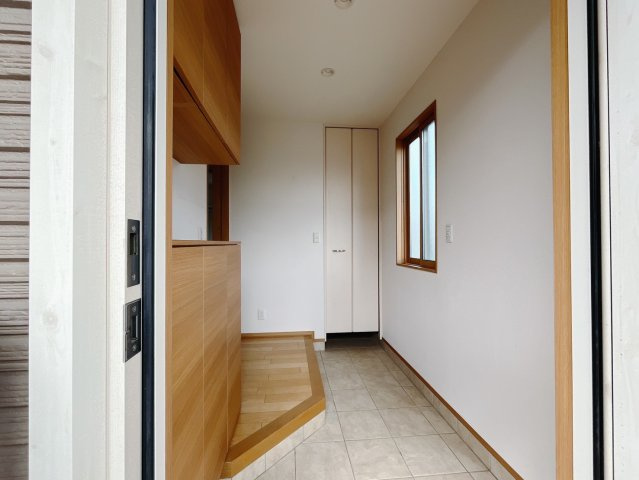 【中古戸建】伊勢崎長沼町の玄関|■玄関｜毎日の「いってらっしゃい」や「お帰りなさい」を大切なご家族と過ごす玄関は〈使いやすさ〉を追求しております。玄関横の物入は急な来客時でもさっとお片付けできるスペースを確保しています。
