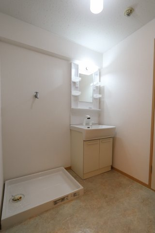 明正雅ハイツの洗面所|ゆったりとスペースのある洗面所