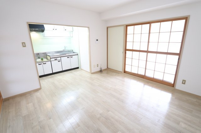 明正雅ハイツの居間・リビング|ゆったり過ごせるリビングです