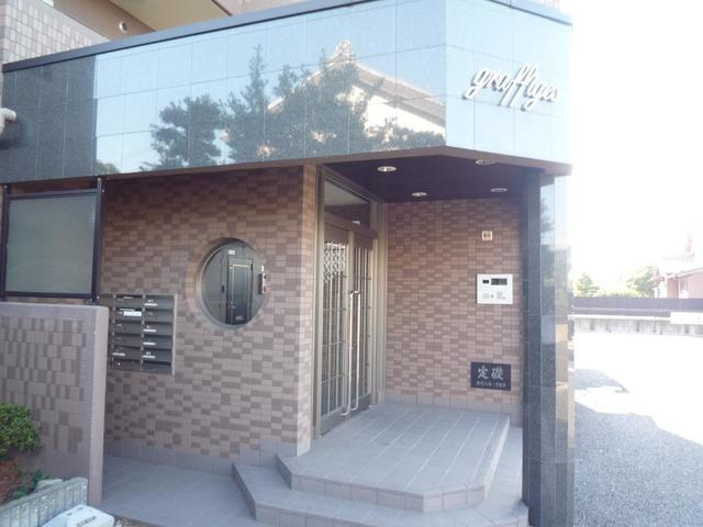 グラフィージュのエントランス|落ち着いたエントランスです