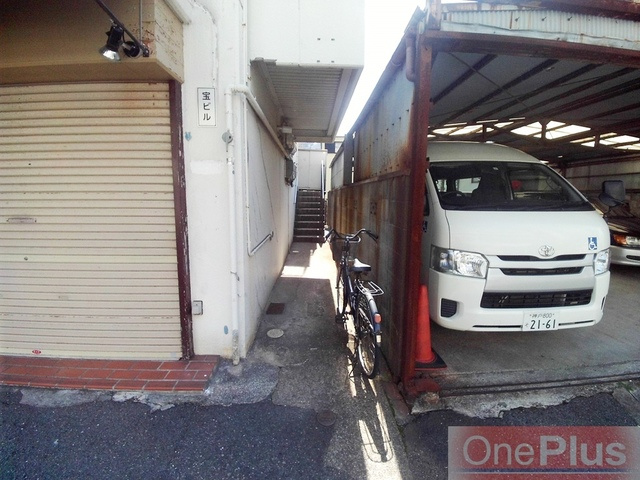 宝ビルのエントランス