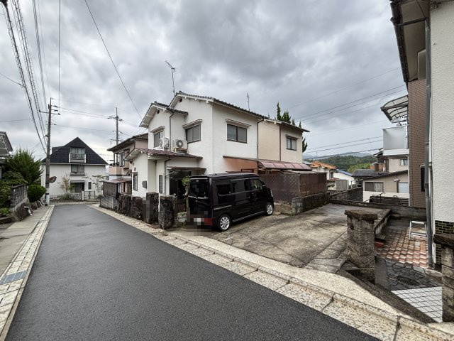 中古戸建　伴東２丁目の前面道路含む現地写真