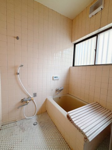 【中古戸建】高崎市石原町の浴室|■浴室｜ゆったりとしたバスタイムをぜひお過ごしください(*＾＾*)大きな窓付きで嬉しい♪
