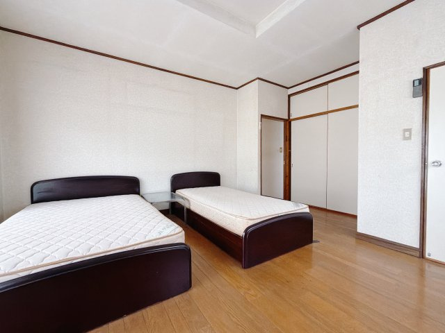 【中古戸建】高崎市石原町の洋室|■洋室｜お子様の一人部屋にピッタリな洋室。木のぬくもりを感じるフローリングは、天然木の味わいが時とともに深みを増していきます。また、傷にも強く、フリーワックスでお手入れもラクラクです♪