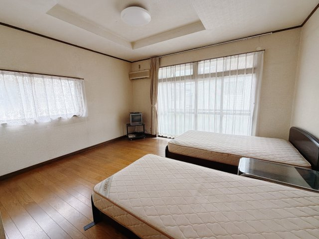 【中古戸建】高崎市石原町の洋室|■洋室｜洋室には大きな窓をご用意しています。日中はあたたかな日差し差し込み自分時間も充実できますね＾＾