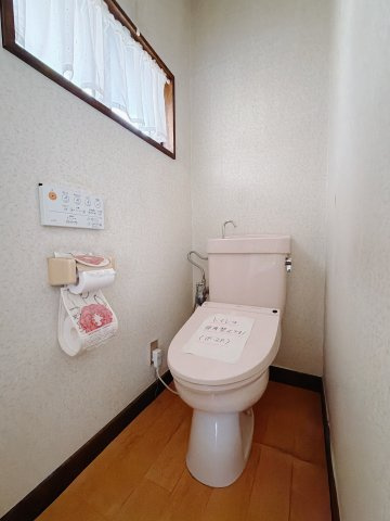 【中古戸建】高崎市石原町のトイレ|■トイレ｜1階・2階にトイレをご用意しております♪窓付きなので換気もできますので、綺麗を保てます♪