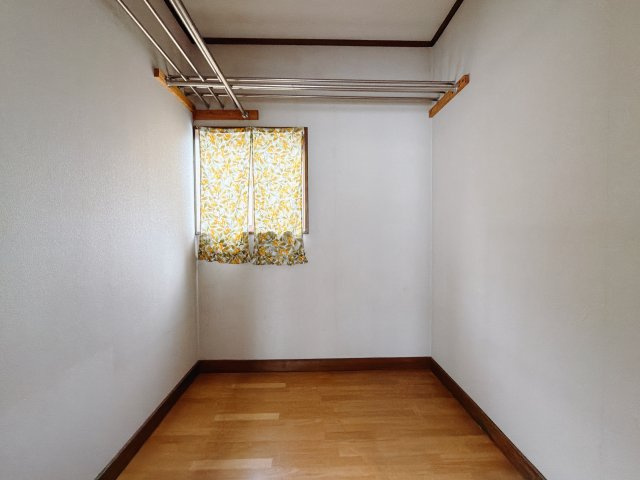 【中古戸建】高崎市石原町の収納|■WIC｜お気に入りのお洋服もシワを作らずきれいに管理ができる夢のウォークインクローゼット！今お使いの収納ケースもスッポリそのまま収まる広さです♪