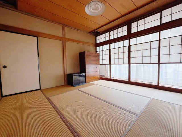 【中古戸建】高崎市石原町の和室|■和室｜意外と場所をとるアイロンがけや、お洗濯物を畳むときにも広々と使うことができ、ちょっと一休みしたいとき、すぐに横になれるのも魅力です♪