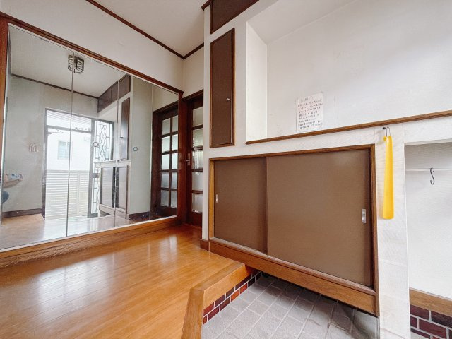【中古戸建】高崎市石原町の玄関|■玄関｜ご家族の靴がたくさんしまえる下駄箱付き。お子様の靴がこれから増えても安心な大きさです。