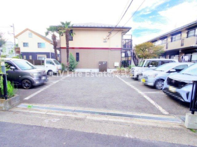 ヴィラ・ファミーユ　Aの駐車場