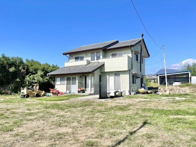 【中古戸建】前橋市小坂子町の外観|■外観｜窓の配置や、爽やかな白ベースの外観が清潔感をもたらします。まっさらなキャンバスのような家にこだわりを彩って…始めよう、あなただけの豊かな暮らし( ＾＾ )