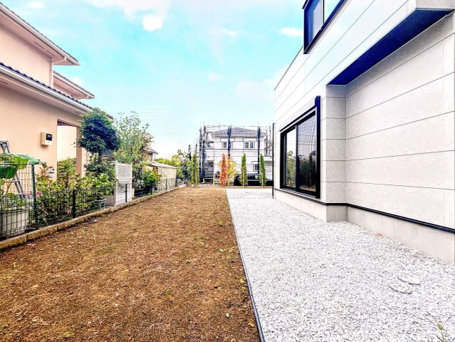 栄区庄戸1丁目　新築戸建ての庭|◆陽あたりの取れた大きなお庭が本物件の特徴です。ウッドデッキやタイルテラス等、ライフスタイルに合わせて可変可能なため、夢が膨らみますね。
