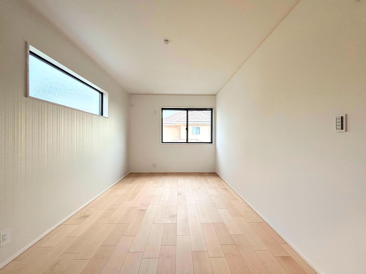 栄区庄戸1丁目　新築戸建ての洋室|◆柔らかい陽光が差し込む明るいお部屋を演出する設計。彩光の取れる窓が気持ちの良いお部屋を創り上げます。
