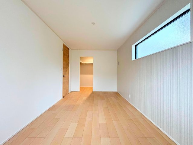 栄区庄戸1丁目　新築戸建ての洋室|◆室内はいつも明るい印象なので気持ちの良い朝を迎えられます。各部屋にはクローゼットを完備しており、収納が多いお家はすっきりして快適空間です。
