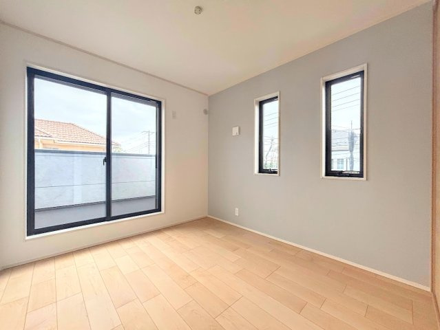 栄区庄戸1丁目　新築戸建ての洋室|◆気持ちの良い風が室内へ入り込む居室。家具を配置しても広々ご利用いただけます！！
