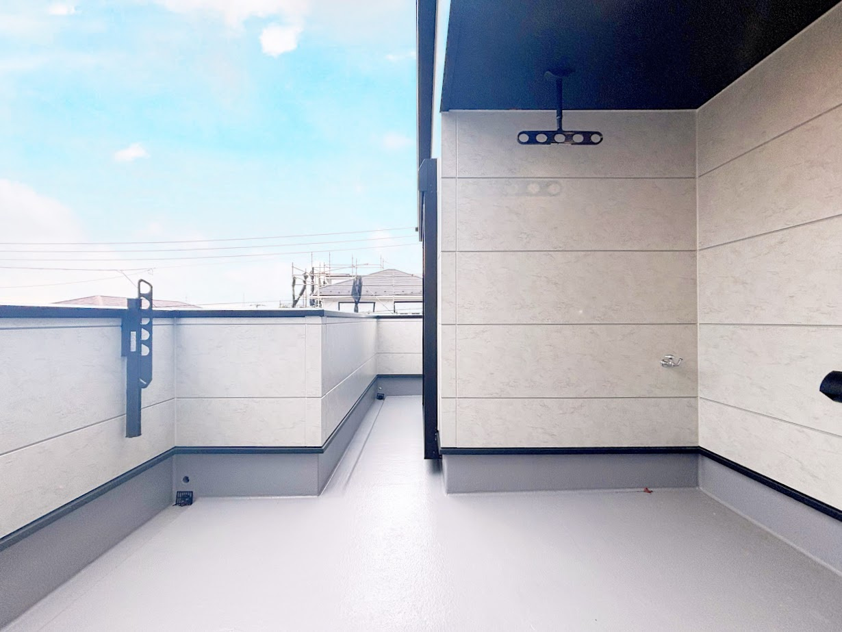 栄区庄戸1丁目　新築戸建てのバルコニー|◆広いバルコニーは寝室と子供部屋からアクセスできる2WAY動線。お布団も洗濯物もたくさん干せます！！
