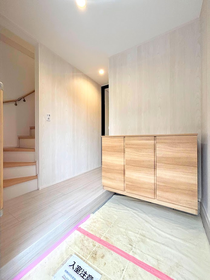 栄区庄戸1丁目　新築戸建ての玄関|◆明るい玄関です！散らかりやすい玄関もスッキリする大容量のシューズボックス付き。
