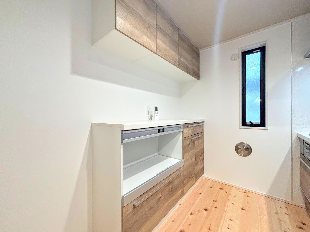 栄区庄戸1丁目　新築戸建ての収納|◆散らかりやすいキッチン周りには嬉しい収納棚。常に整理整頓を意識しなくてもキレイを保てます。
