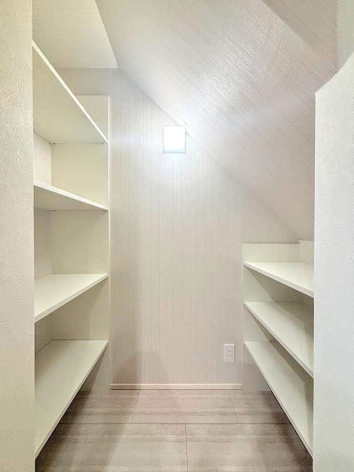 栄区庄戸1丁目　新築戸建てのその他|◆家族が集い、リラックスしてくつろぐリビングは、いつも居心地よく整えておきたいもの。雑多なものを隠してくれる「リビング収納」もあります！
