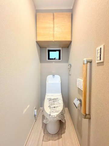 栄区庄戸1丁目　新築戸建てのトイレ|◆清潔感のある白を基調とした落ち着ける空間。小窓をもうけていますので、こもりやすい空気の入れ替えも簡単に行えますね！
