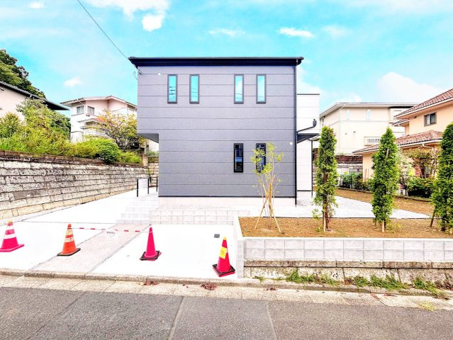 栄区庄戸1丁目　新築戸建ての駐車場|◆ゆったりとした駐車スペースを確保いたしましたので、お車複数台駐車できます。自転車やバイクなど、ゆとりのある敷地で置き場所に困ることはないでしょう。
