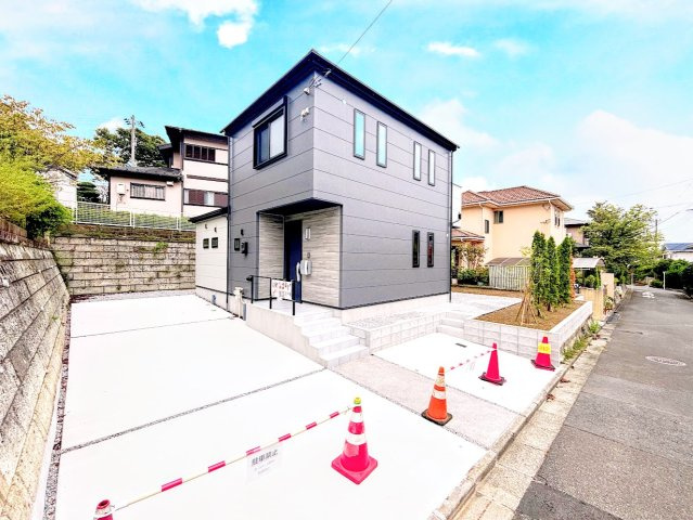 栄区庄戸1丁目　新築戸建ての外観|◆一戸建てを中心とした街並みが整然と続き、周辺は高い建物が建っていないので、緑の多い閑静な趣を感じる環境です。街並みや周辺環境も重要なポイントです！！