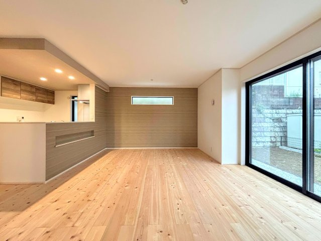 栄区庄戸1丁目　新築戸建ての居間・リビング|◆一家だんらんのスペースとなるＬＤＫ。窓から明るい光が差し込み、思わず家族の会話も弾む快適な空間。
