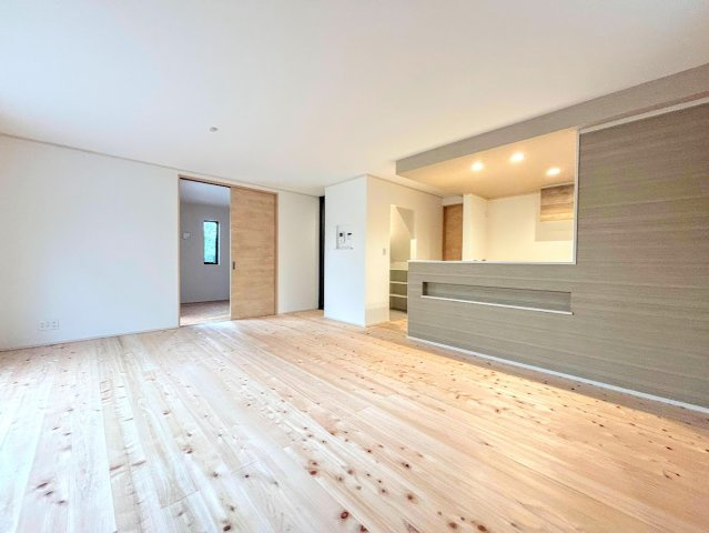 栄区庄戸1丁目　新築戸建ての居間・リビング|◆リビングは一日中太陽の光が射し込みます。家族が集まる空間は、自然と笑顔が溢れます！
