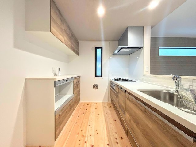 栄区庄戸1丁目　新築戸建てのキッチン|◆デザイン性と機能性を兼ね備えたキッチンです。リビングスペースとの一体感が生まれ、広々空間を演出してくれます。
