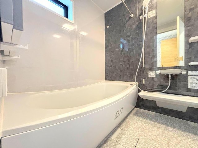 栄区庄戸1丁目　新築戸建ての浴室|◆お子様と一緒にバスタイムを楽しめる広々空間。浴室乾燥機付で心地よいバスタイムを実現します。
