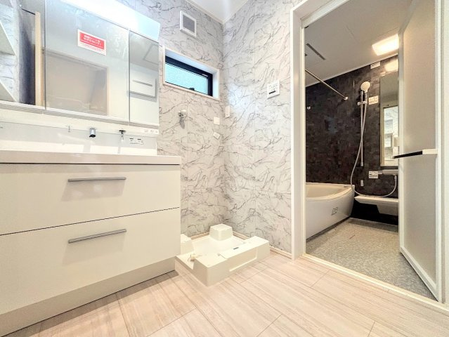 栄区庄戸1丁目　新築戸建ての独立洗面台|◆毎日使う場所だから、機能的で使いやすさに配慮したパウダールーム。すっきりと使えるように収納も豊富にご用意しています。
