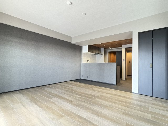 【居間・リビング】 | マリナージュ芦屋 | フローリングとの境界線もこだわりのポイント。