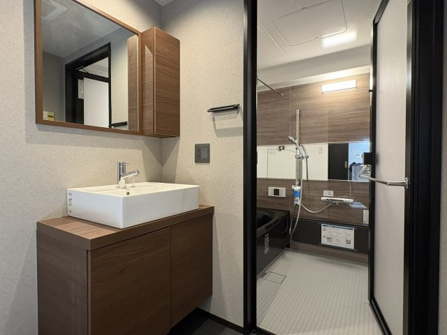 【独立洗面台】 | マリナージュ芦屋 | 落ち着いた雰囲気のお洒落な洗面所です。