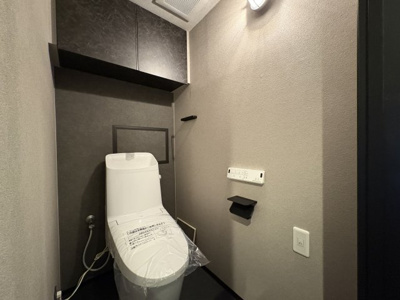 【トイレ】 | マリナージュ芦屋 | 収納付きの落ち着いたトーンのトイレです。