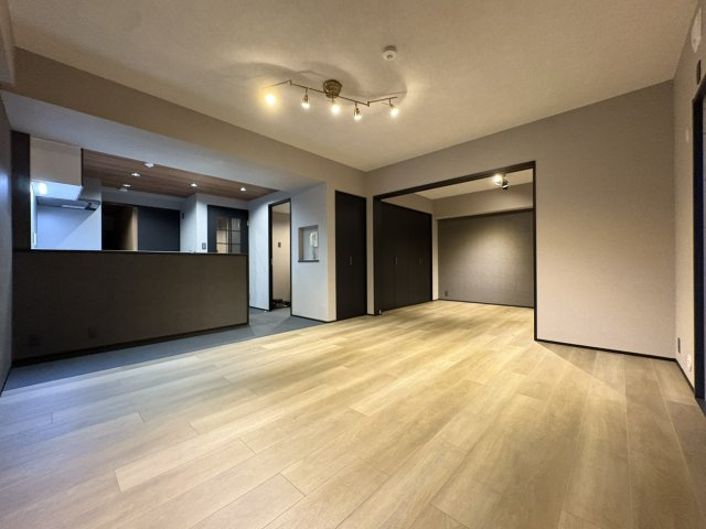 【居間・リビング】 | マリナージュ芦屋 | 洋室とのつなぎ目をフラットにすることで、一体感を感じられます。