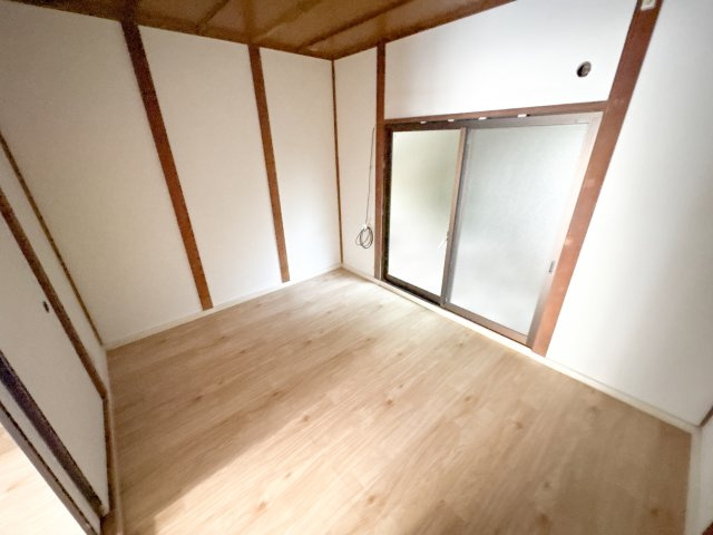 児島アパートの洋室