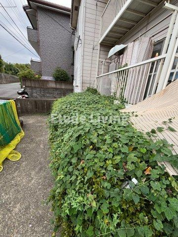 朝霞市根岸台４丁目のアパートの庭