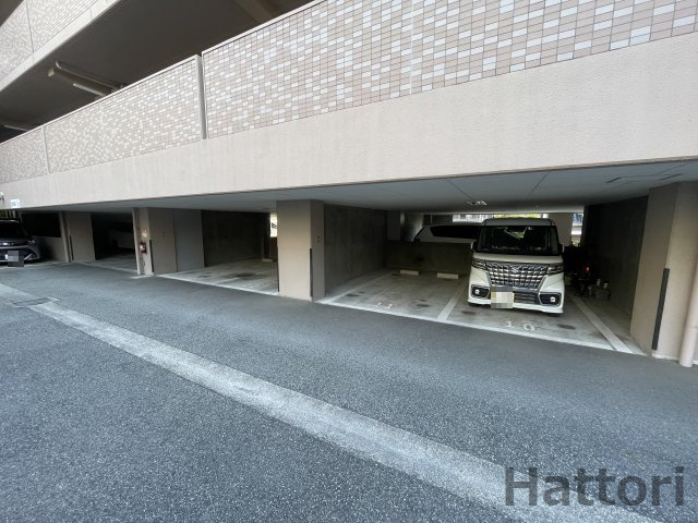 プレステージ上山手の駐車場