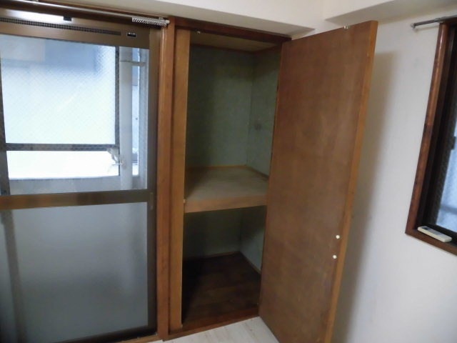 何でも入りそうな大きく広い収納です。