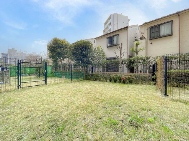 ラ・ヴィータシティ 　（川崎区富士見1丁目）の庭|約５３㎡の専用庭の付いた物件です　　1階住戸に限り大型犬飼育可