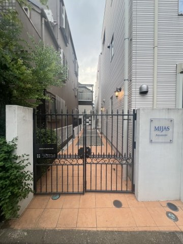 豊島区千早１丁目のアパートのエントランス