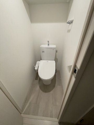 ファーストフィオーレ東灘のトイレ|落ち着いた色調のトイレです