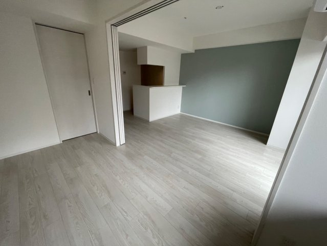 ファーストフィオーレ東灘の居間・リビング|こちらの居間で趣味の時間をお楽しみください