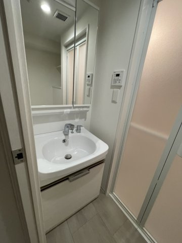 ファーストフィオーレ東灘の洗面所|ゆったりとスペースのある洗面所