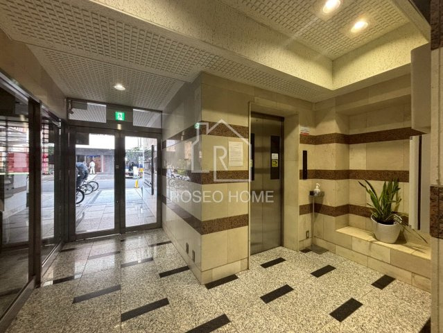 B-LIBER（ビーリベリ）のエントランス