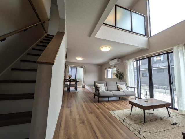 お相手の第一印象は？これぞ惚れつくす！会いたくて震える【綾瀬市大上８丁目】新築戸建の居間・リビング