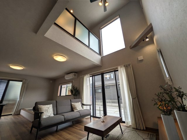 お相手の第一印象は？これぞ惚れつくす！会いたくて震える【綾瀬市大上８丁目】新築戸建の居間・リビング