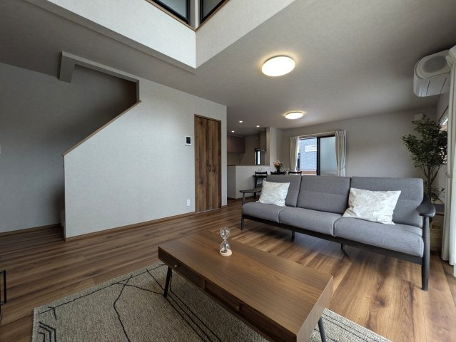 お相手の第一印象は？これぞ惚れつくす！会いたくて震える【綾瀬市大上８丁目】新築戸建の居間・リビング