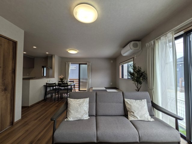 お相手の第一印象は？これぞ惚れつくす！会いたくて震える【綾瀬市大上８丁目】新築戸建の居間・リビング