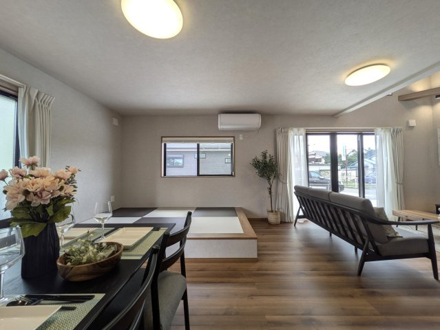 これはモデルルーム？【綾瀬市大上８丁目新築戸建】の居間・リビング